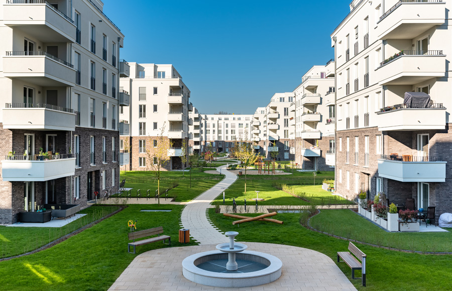 Blick über den Brunnen in den Innenhof des neuen Brunnenviertels in der Waldstadt in Potsdam.