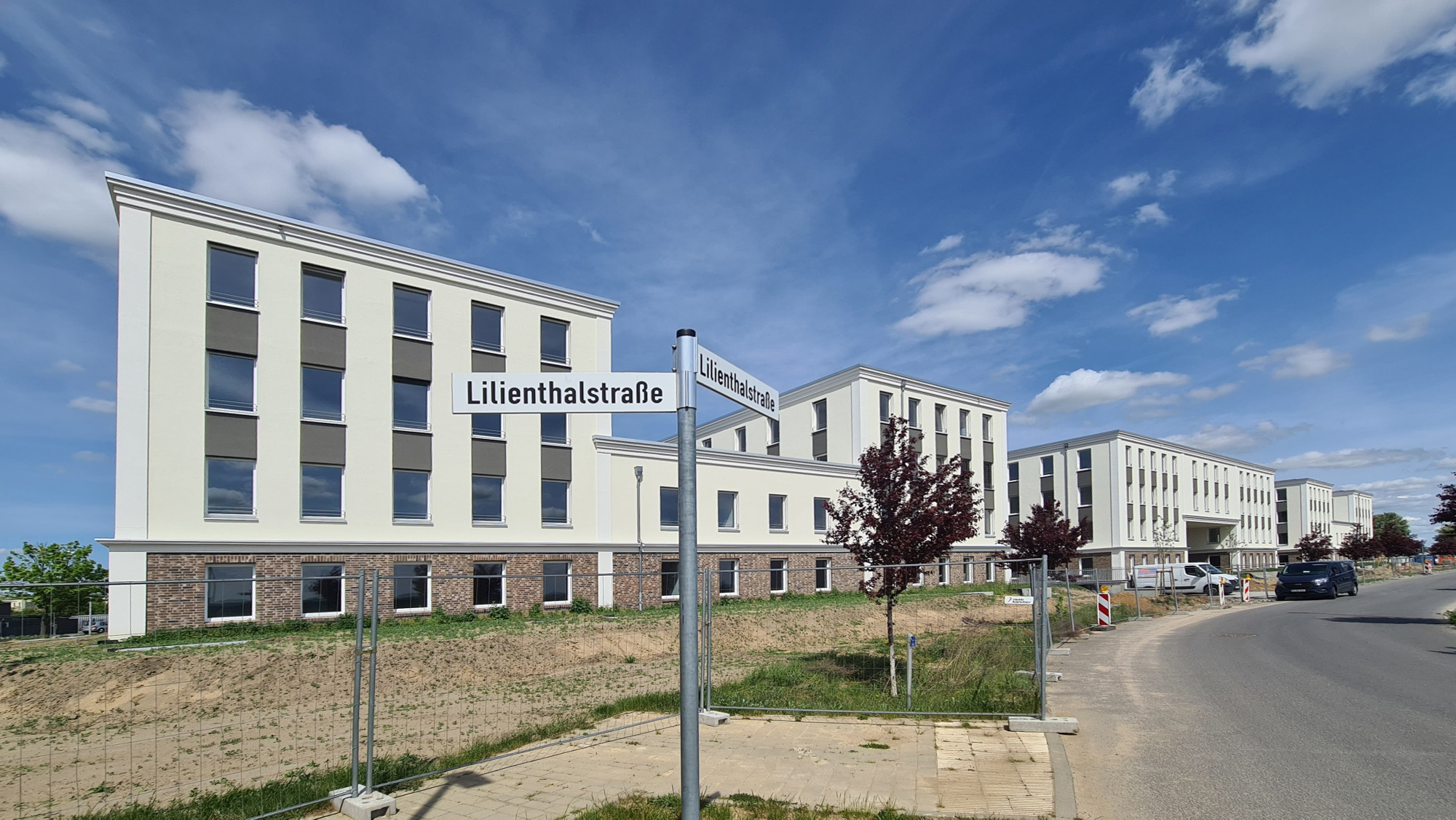 Neuer Gewerbecampus am Flugplatz Strausberg: KW-Development übergibt die ersten drei Gebäude an die BImA